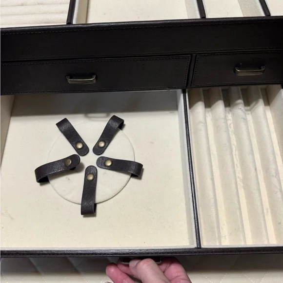 Vintage faux leather jewelry trunk - Picture 7 of 16